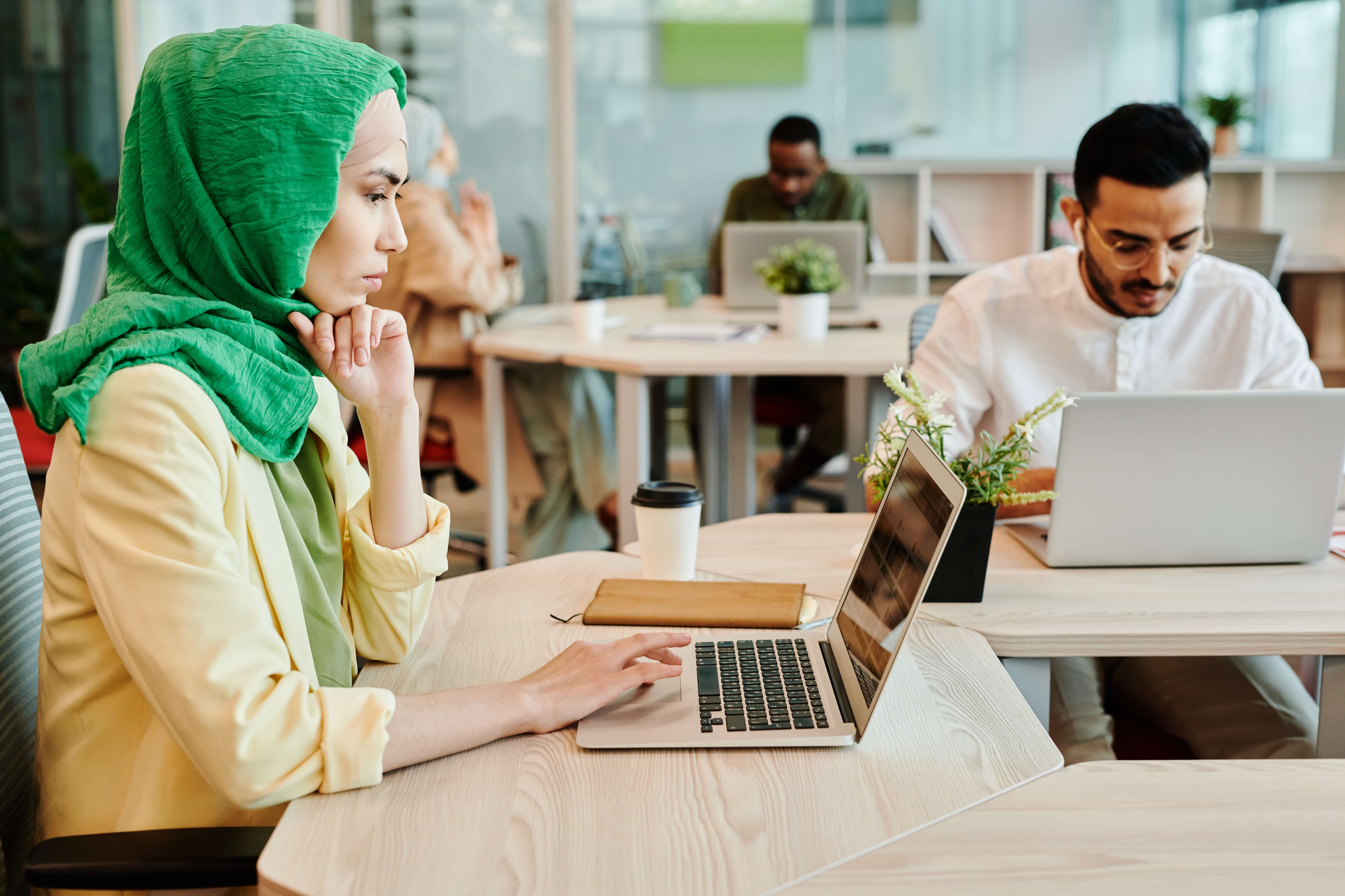 Est-il possible d’être épanouie au travail quand on est musulmane ? Zoom sur ce qui fait débat